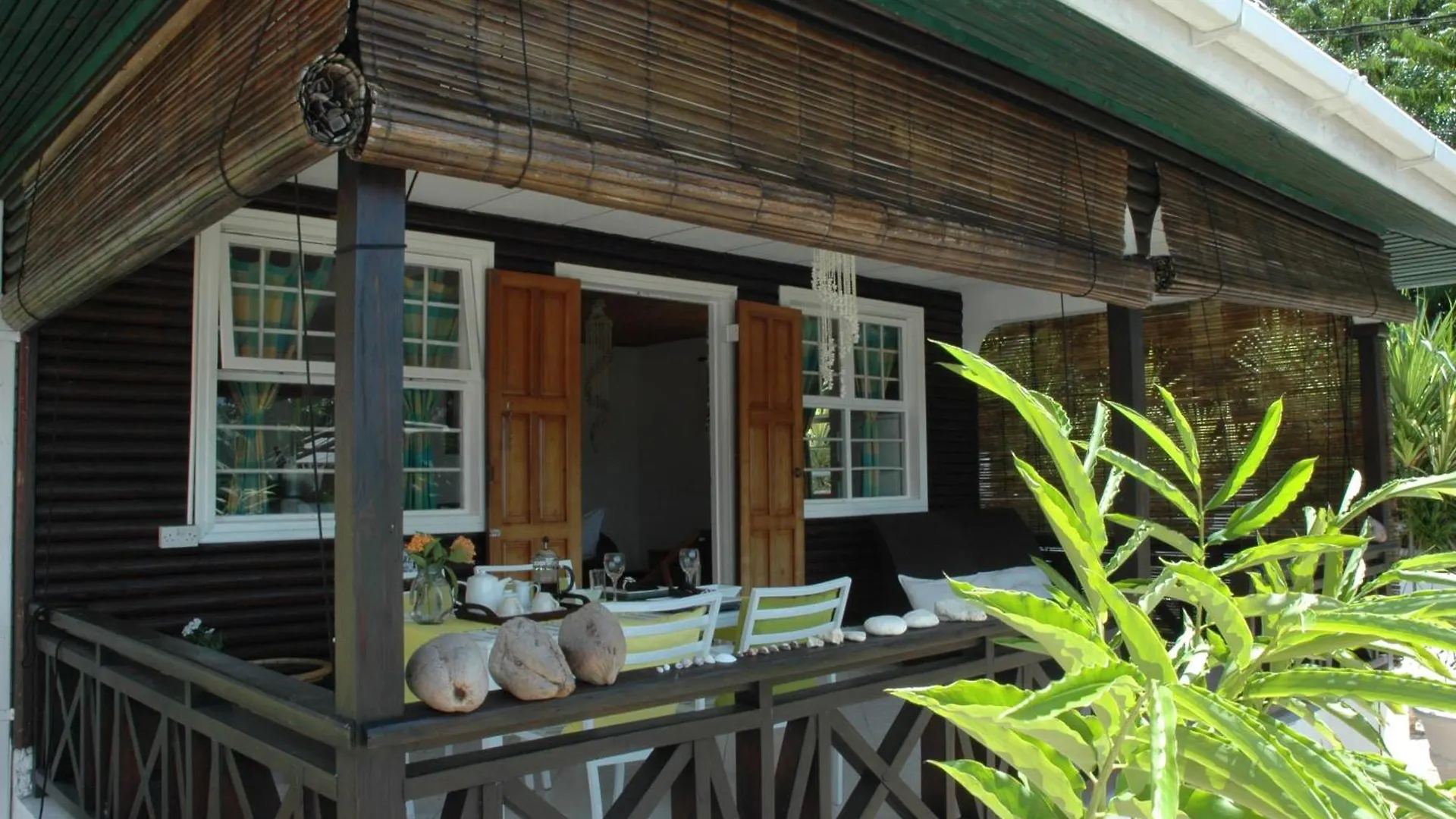 Kokogrove Chalets Anse Royale