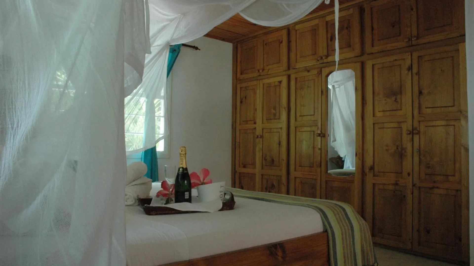 Kokogrove Chalets Anse Royale